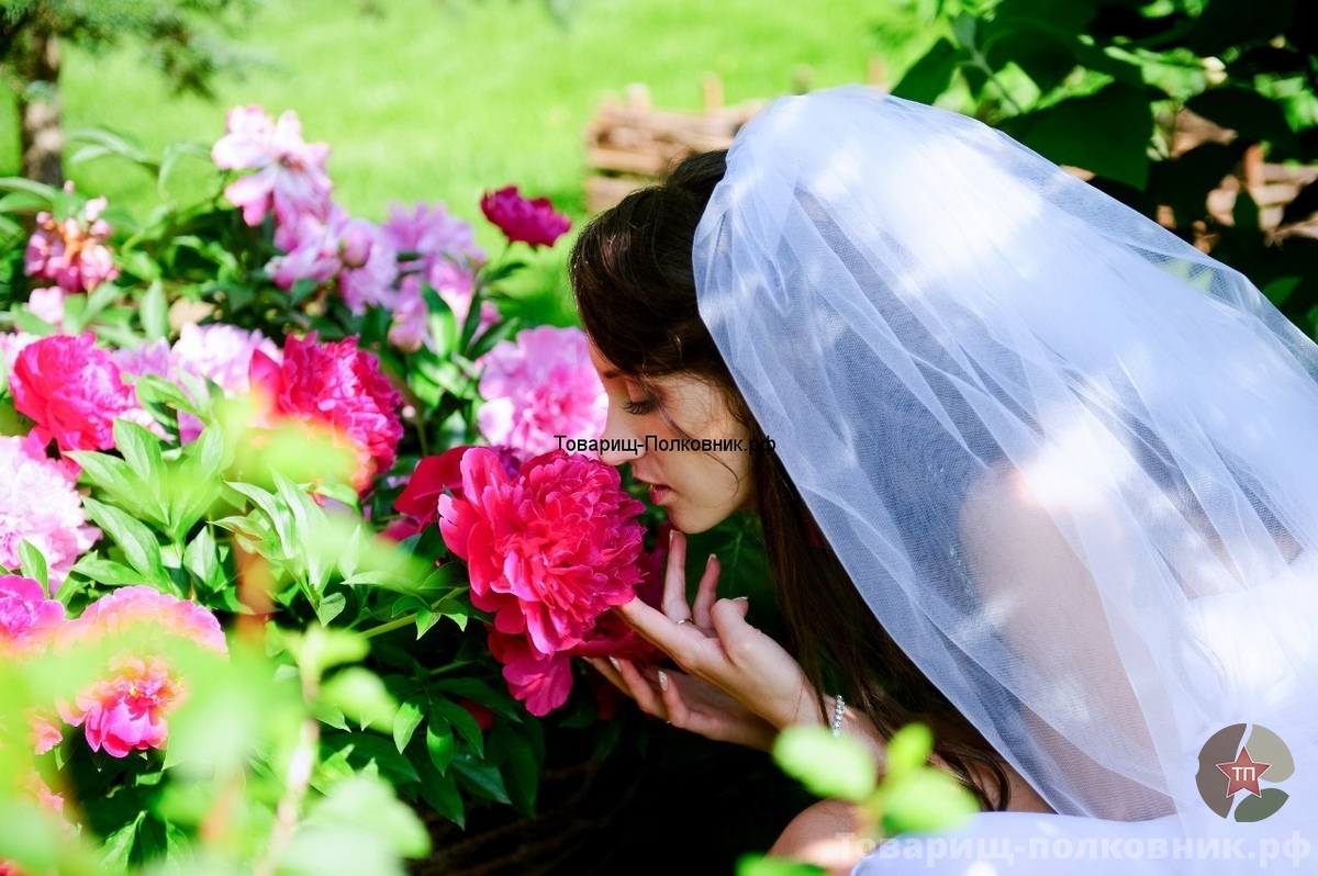 Невеста нюхает цветок